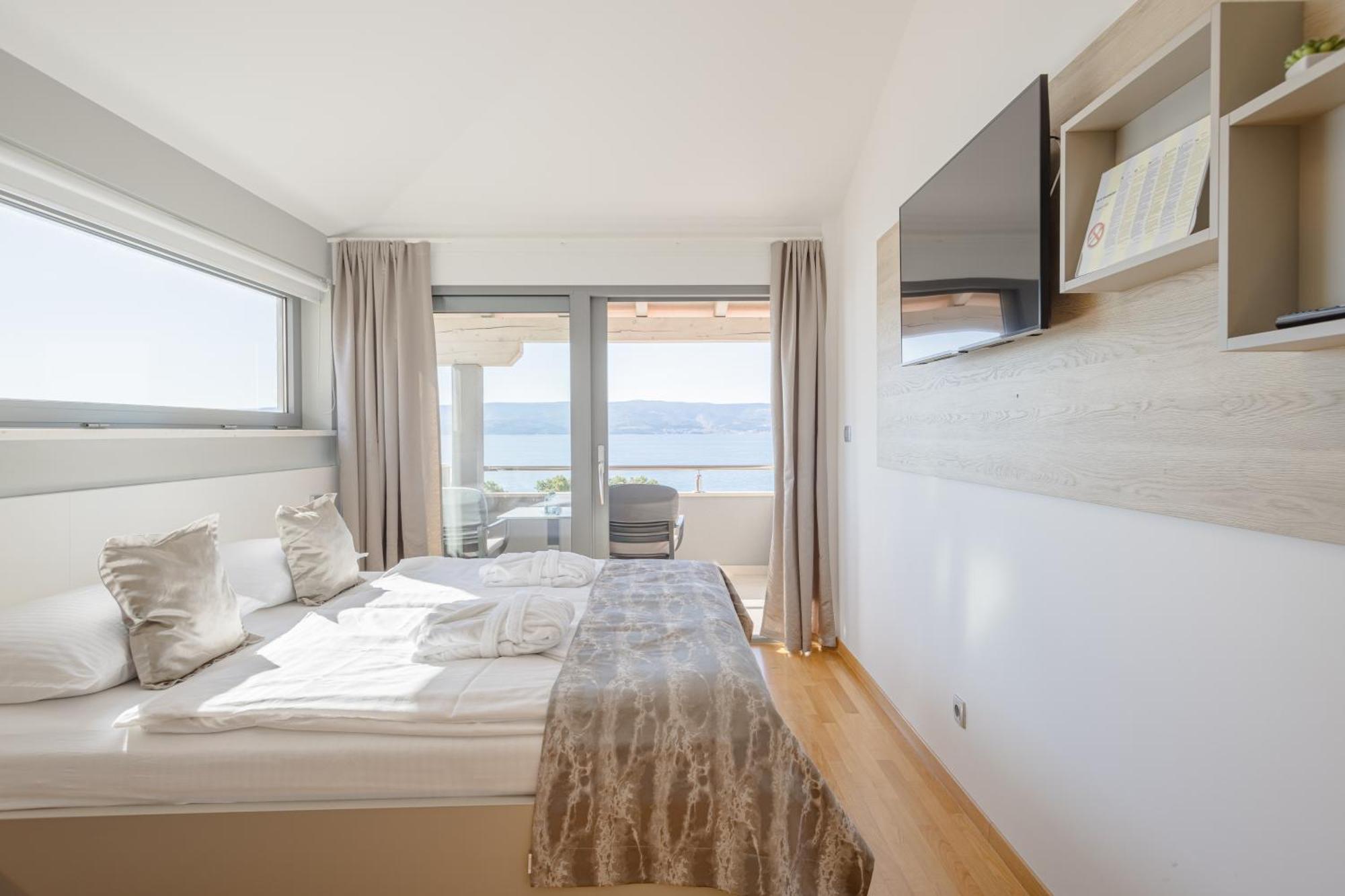 Rogac & Restaurant Nocľah s raňajkami 4*