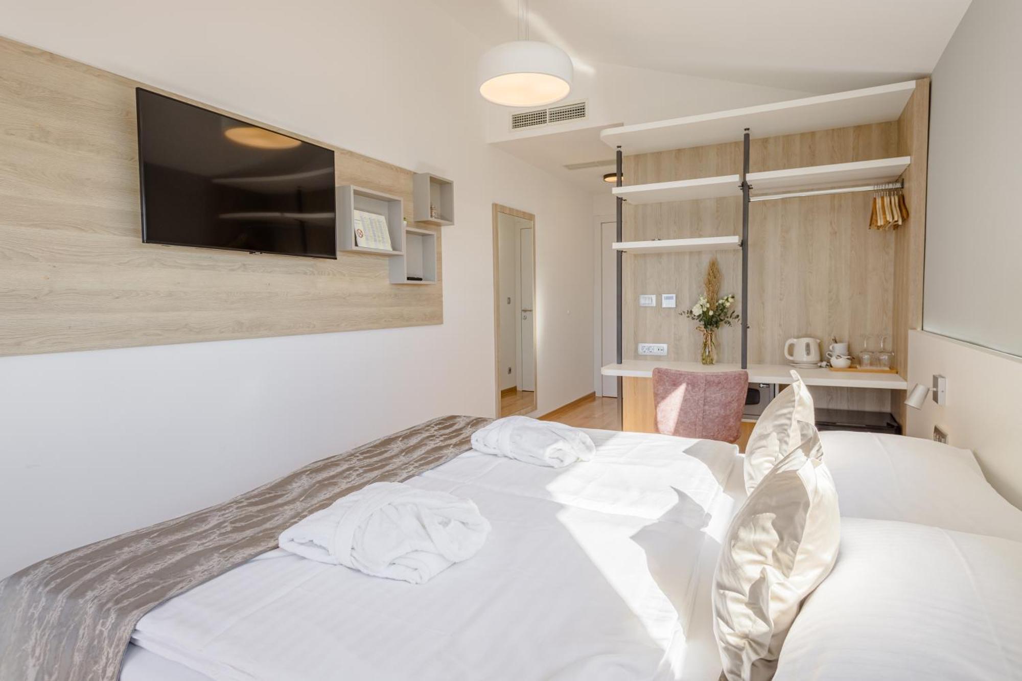 Rogac & Restaurant 4* Omis