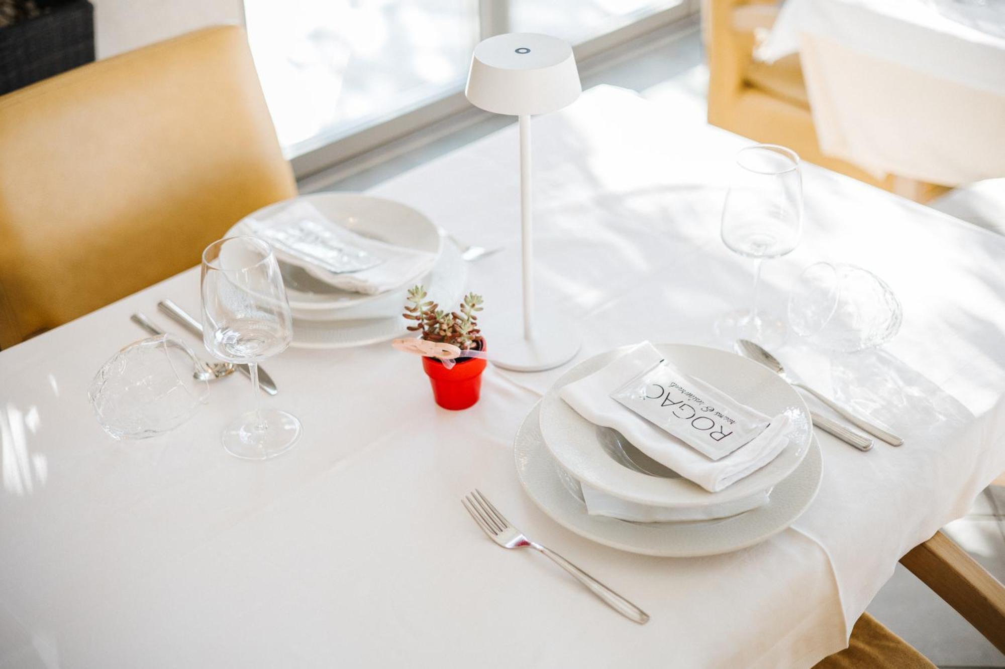 Rogac & Restaurant Nocľah s raňajkami Omis